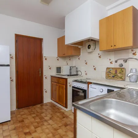 B18 - Village Street Appartement