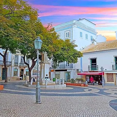B18 - Village Street 拉哥斯